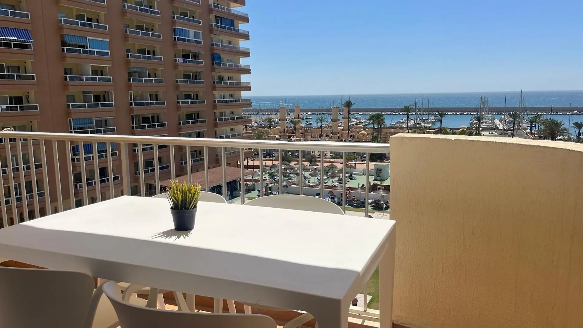 Sur Suites La Marina location